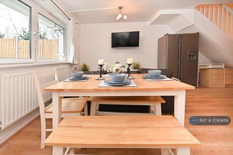 1 bedroom in a flat share to rent, Horton House, London, W6