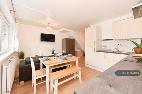 1 bedroom in a flat share to rent, Horton House, London, W6
