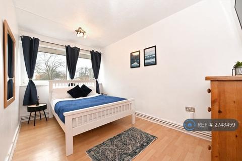 1 bedroom in a flat share to rent, Horton House, London, W6