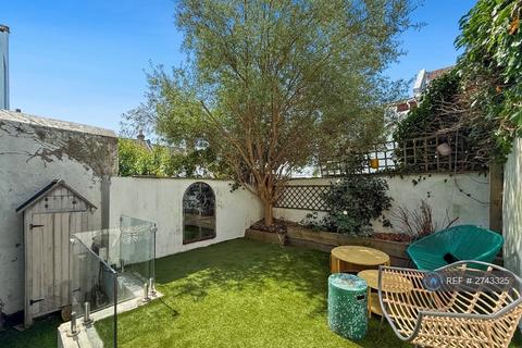 3 bedroom terraced house to rent, Queens Park Road, Brighton, BN2