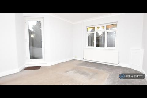 3 bedroom maisonette to rent, Beechwood Park, London, E18