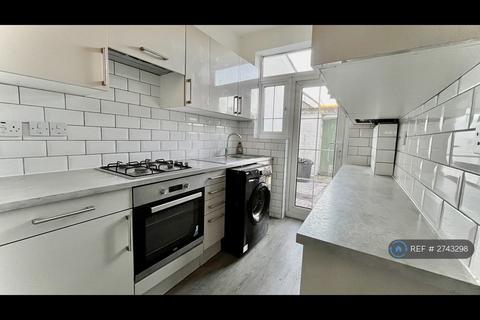 3 bedroom terraced house to rent, Avenue Road, London, SW16