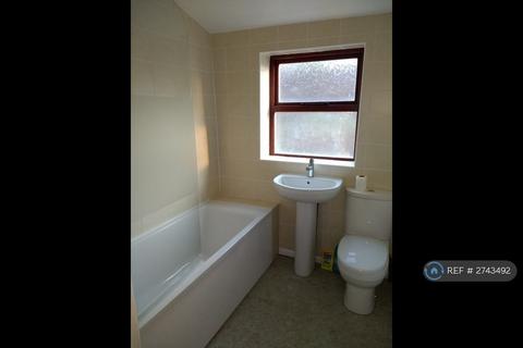 3 bedroom terraced house to rent, Manchester Road, Huddersfield, HD4