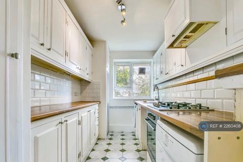 3 bedroom flat to rent, Weydown Close, London, SW19