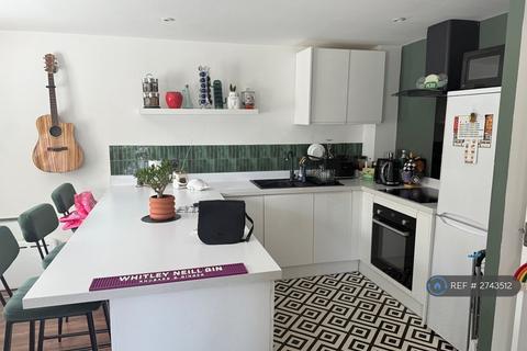 2 bedroom flat to rent, Hulme, Manchester, M15