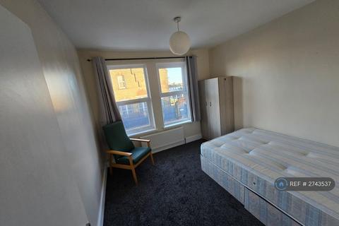 3 bedroom flat to rent, Napier Road, London, E6