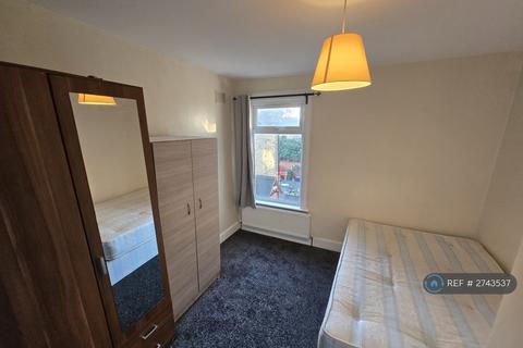 3 bedroom flat to rent, Napier Road, London, E6