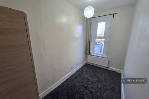 3 bedroom flat to rent, Napier Road, London, E6