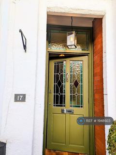 3 bedroom semi-detached house to rent, Urban Road, Sale, M33