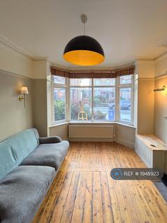 3 bedroom semi-detached house to rent, Urban Road, Sale, M33