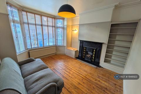 3 bedroom semi-detached house to rent, Urban Road, Sale, M33