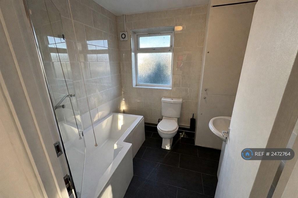 Main Bathroom (Next To Bedroom 2)
