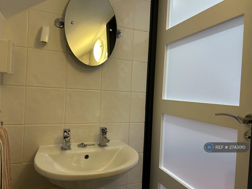 Upstairs Wc &amp; Basin