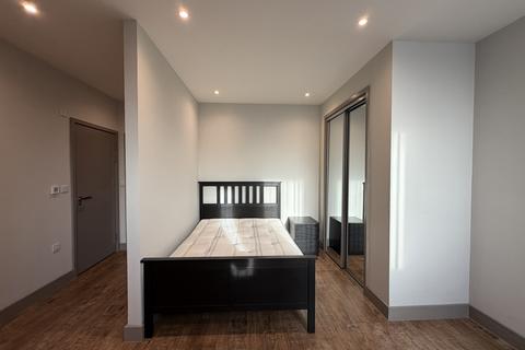 Studio to rent, Week Street