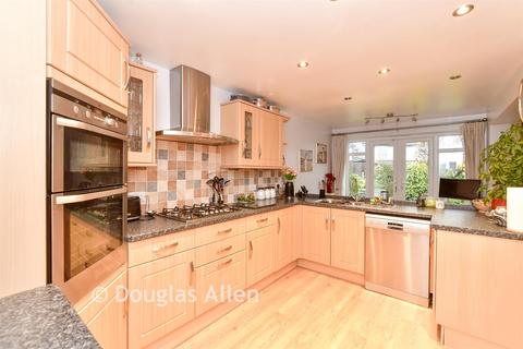 4 bedroom semi-detached house for sale, Stephen Avenue, Hornchurch RM13