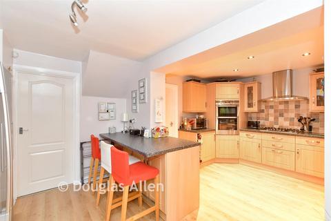 4 bedroom semi-detached house for sale, Stephen Avenue, Hornchurch RM13