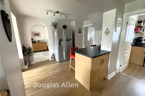 4 bedroom semi-detached house for sale, Stephen Avenue, Hornchurch RM13