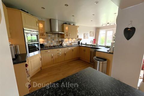4 bedroom semi-detached house for sale, Stephen Avenue, Hornchurch RM13