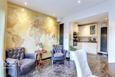 3 bedroom end of terrace house for sale, Newtons Close, Rainham