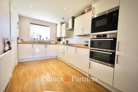 3 bedroom detached house for sale, Cross Road, Clacton-on-Sea, Essex, CO16