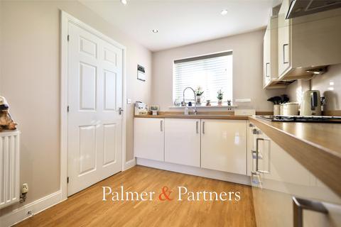 3 bedroom detached house for sale, Cross Road, Clacton-on-Sea, Essex, CO16