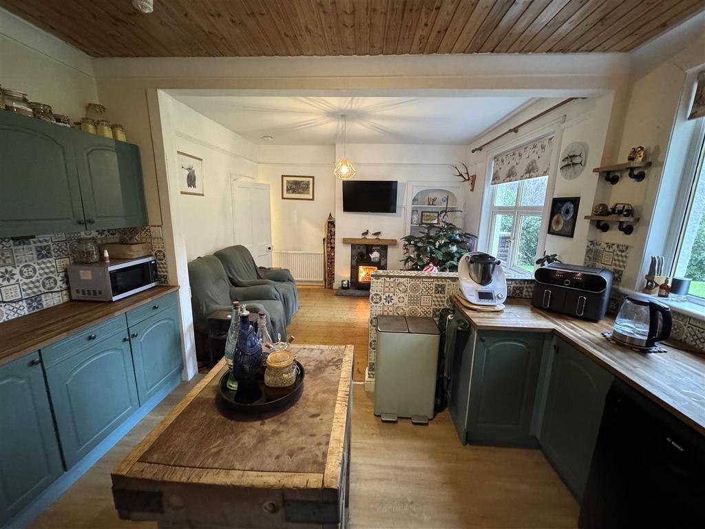 Kitchen 2.jpg