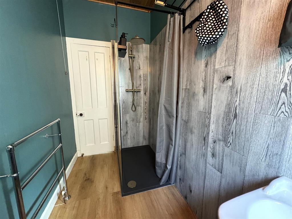 Shower room 1.jpg