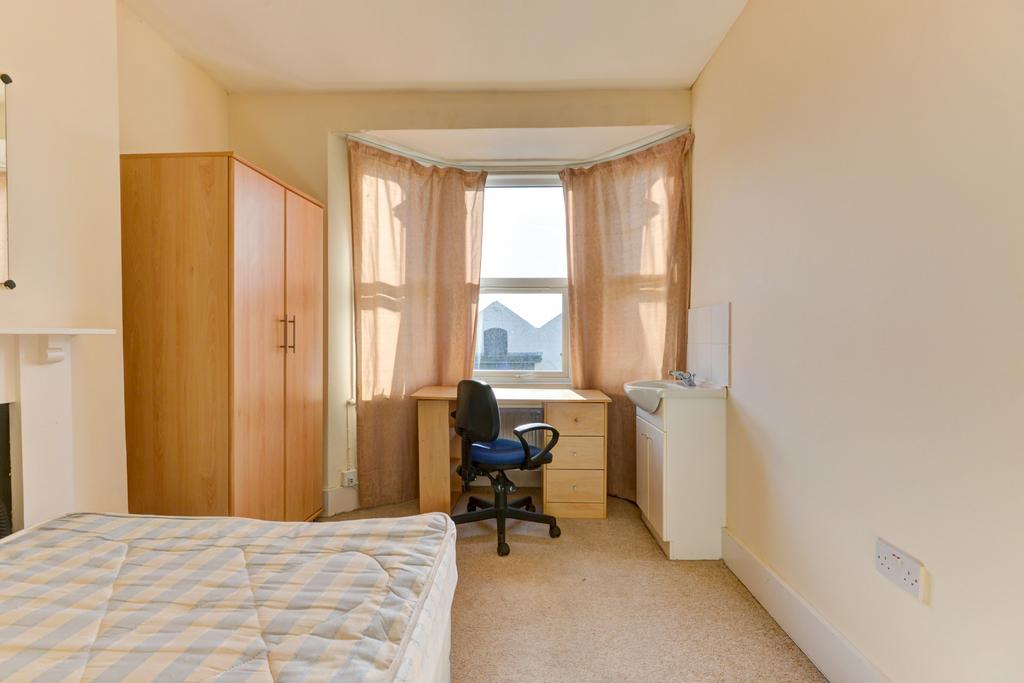 Bright double bedroom with a bay window, fitted...