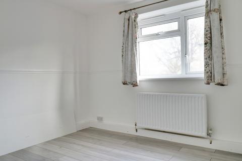 2 bedroom ground floor flat to rent, Peterstone Road, London SE2