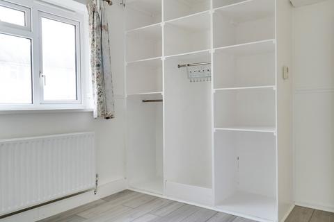 2 bedroom ground floor flat to rent, Peterstone Road, London SE2