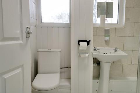 2 bedroom ground floor flat to rent, Peterstone Road, London SE2