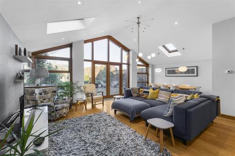 5 bedroom detached house for sale, Barton Road, Harlington