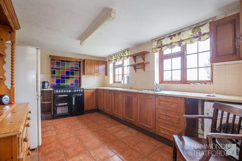 undefined, Pages Lane, Saham Toney