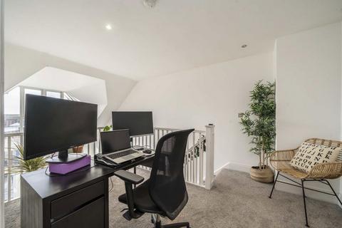 3 bedroom flat for sale, High Street, Brentford TW8