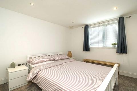 3 bedroom flat for sale, High Street, Brentford TW8