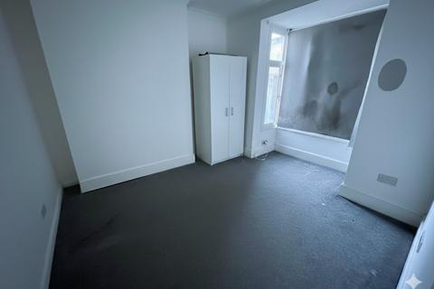4 bedroom terraced house for sale, Gladstone Avenue, Luton, Bedfordshire, LU1 1QL