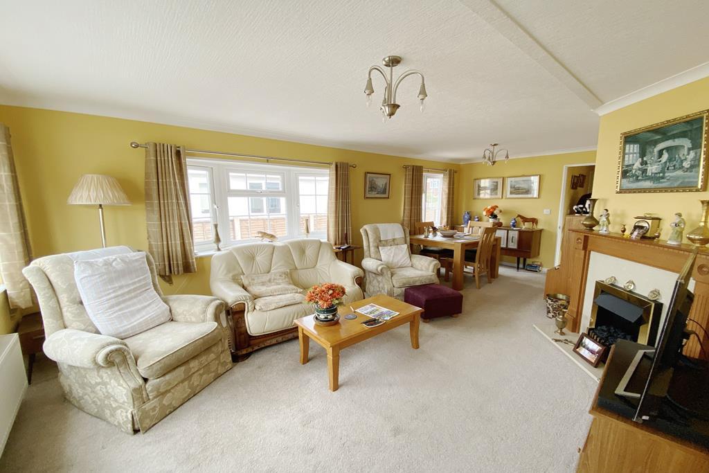 Lounge/Dining Rm
