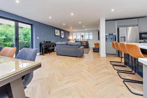 4 bedroom detached house for sale, Chiltern Close, Bushey