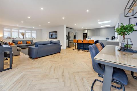4 bedroom detached house for sale, Chiltern Close, Bushey