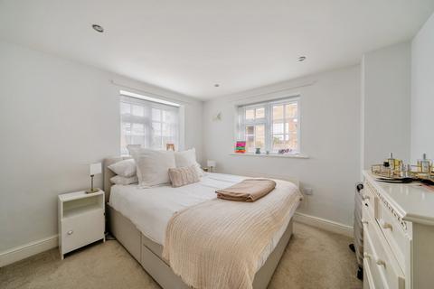 1 bedroom flat to rent, Bear Lane, Surrey GU9
