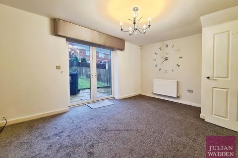 2 bedroom semi-detached house to rent, Sunnybrow Close, Oldham, OL8