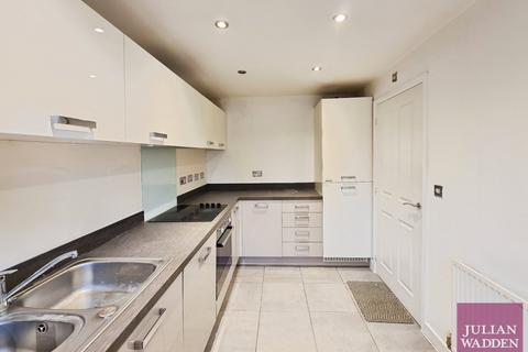 2 bedroom semi-detached house to rent, Sunnybrow Close, Oldham, OL8