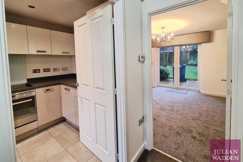 2 bedroom semi-detached house to rent, Sunnybrow Close, Oldham, OL8