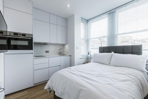 Studio to rent, 10 Rockhall Road