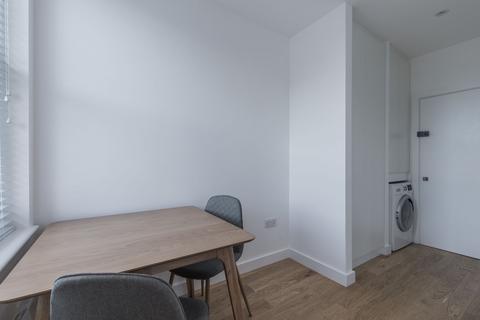 Studio to rent, 10 Rockhall Road