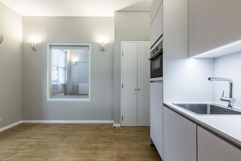 1 bedroom flat to rent, Flat E 44 Penywern Road Second Floor Rear