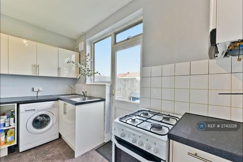 1 bedroom in a house share to rent, Woodmasterne Road, London, SW16