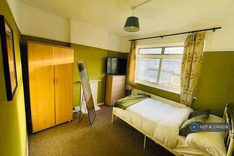 1 bedroom in a house share to rent, Woodmasterne Road, London, SW16