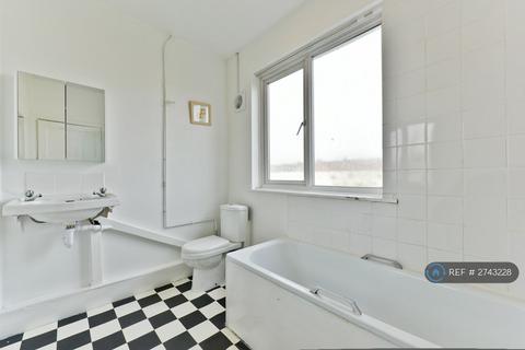 1 bedroom in a house share to rent, Woodmasterne Road, London, SW16