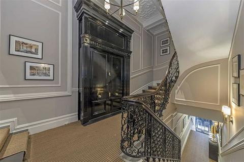 undefined, Strand, London WC2R